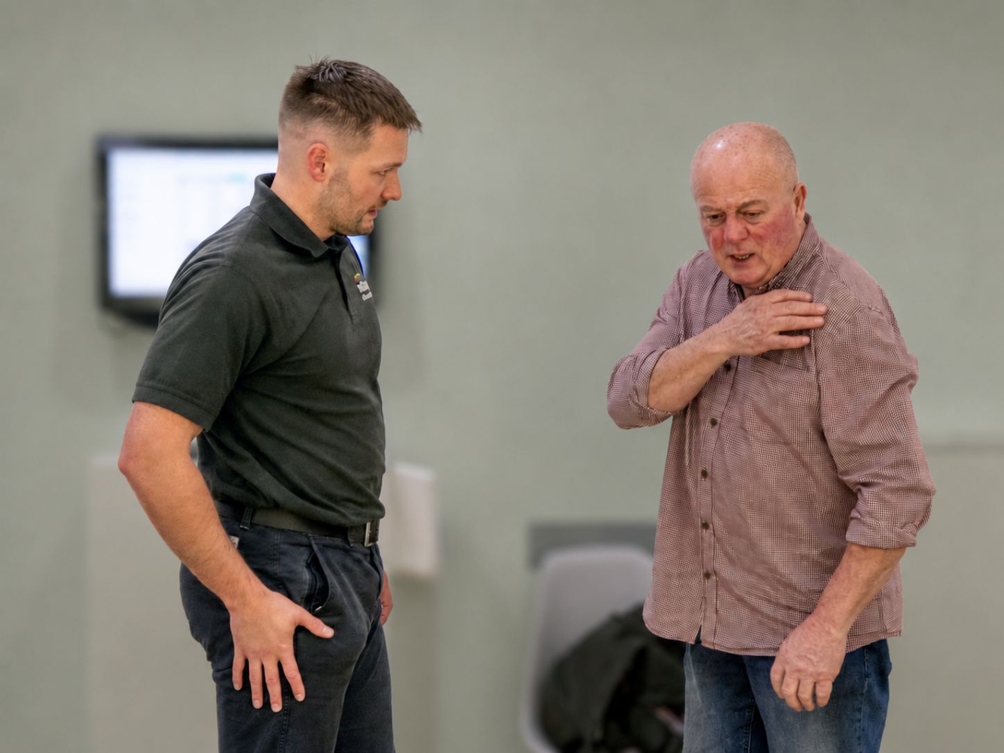 experienced chiropractor giving care